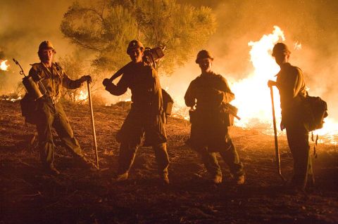 800px-FEMA_-_33657_-_Firefighters_on_the_line_in_California.jpg